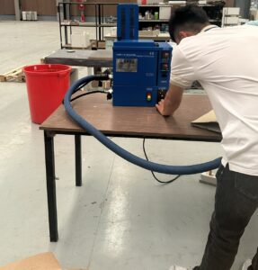 Nhân viên kỹ thuật hướng dẫn sử dụng máy phun keo nóng hiệu quả.