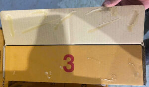 Thùng carton của a Vinh đang dùng keo nến màu vàng