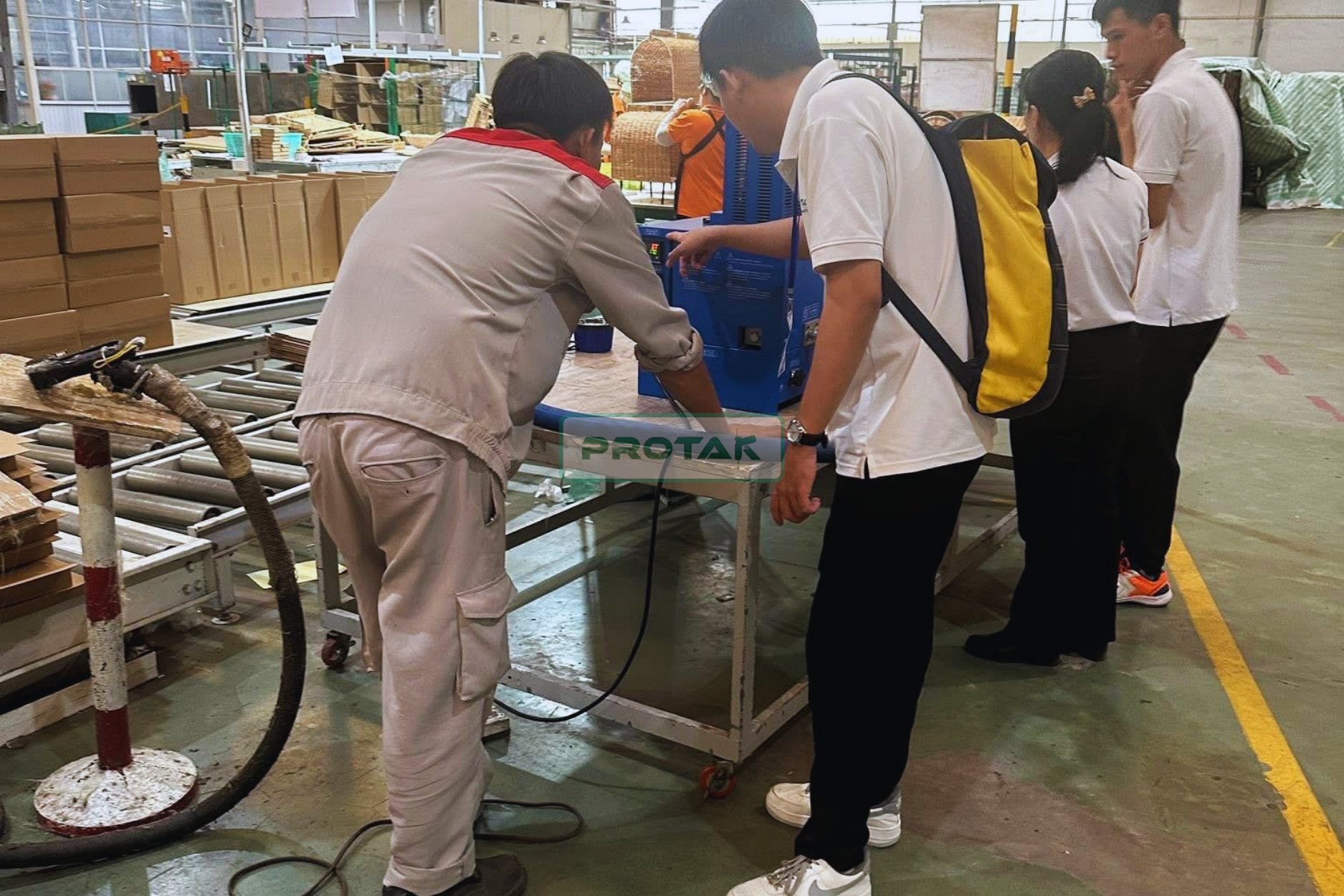 Chi phí đầu tư máy dán thùng carton gồm những gì?